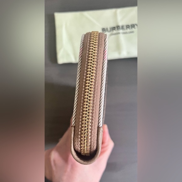 BURBERRY Authentic Zip Around Wallet Nova Check Chestnut and Mocha Leather - Picture 6 of 8